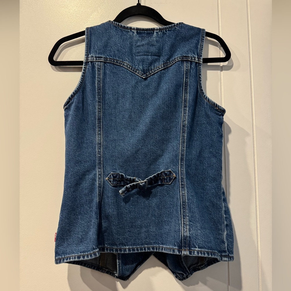 Levi’s Longline Denim Vest in Enchantment - Picture 8 of 8